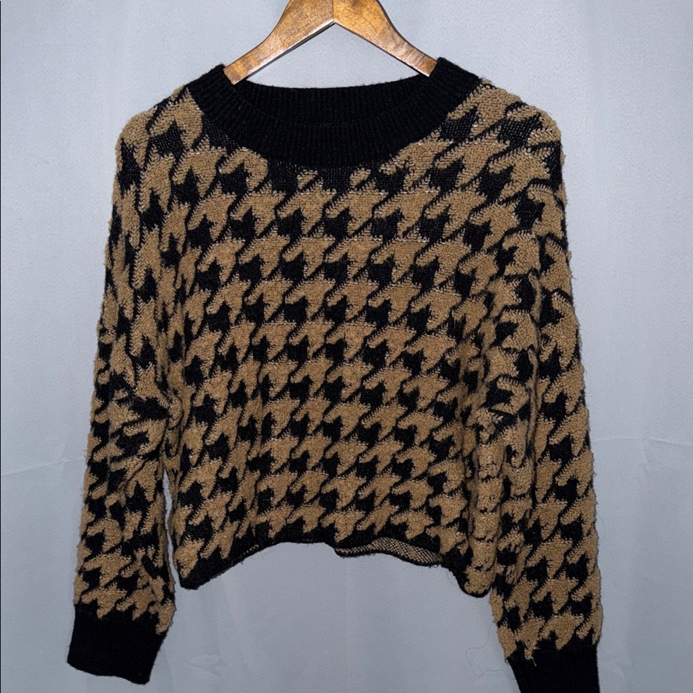 Max Studio Black and Tan Houndstooth Maximalist Cozy Cabin-core Sweater Size M